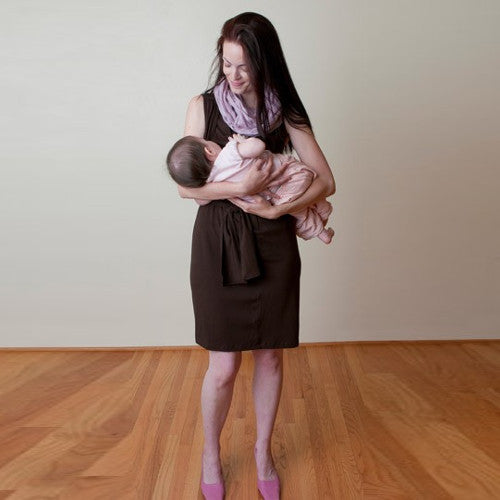 Ophelia breastfeeds in the Jet Set Dress with complete privacy. Simply pull aside inner panel.